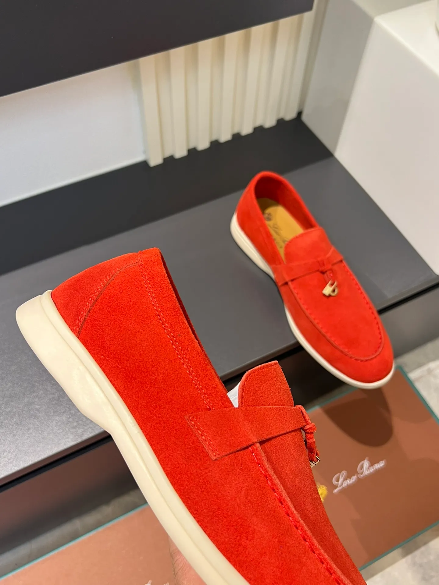 Men's shoes 💰p360 "Loro men's shoes 💰pian'*" Classic L men's shoes for couples 💰p Top version British flat loafers, a must-have item in old money style, the minimalist design is eye-catching and durable, a plus point for dressing The soft foot feel and texture are outstanding. They don’t scratch your feet and are very nice. They are matched with soft and waxy soles. They can be worn daily for a long time without getting tired. They are easy to wear, versatile and classic items, with perfect foot feel and texture! Imported cashmere fabric, the lining is made of imported A-grade water-dyed cow lining, the top version of the genuine leather midsole is sewn with pure handmade mark thread! Size: Female 35-40 (34. Customized) Male 38-44 (45.46. Customized)